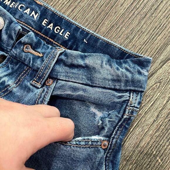 American Eagle Curvy Mom Jeans High-Rise Strigid Denim Medium Wash Blue Size 6 - Picture 2 of 12